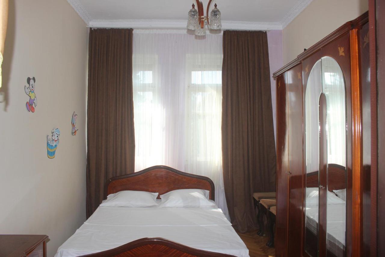 Greenview Guesthouse バトゥーミ エクステリア 写真