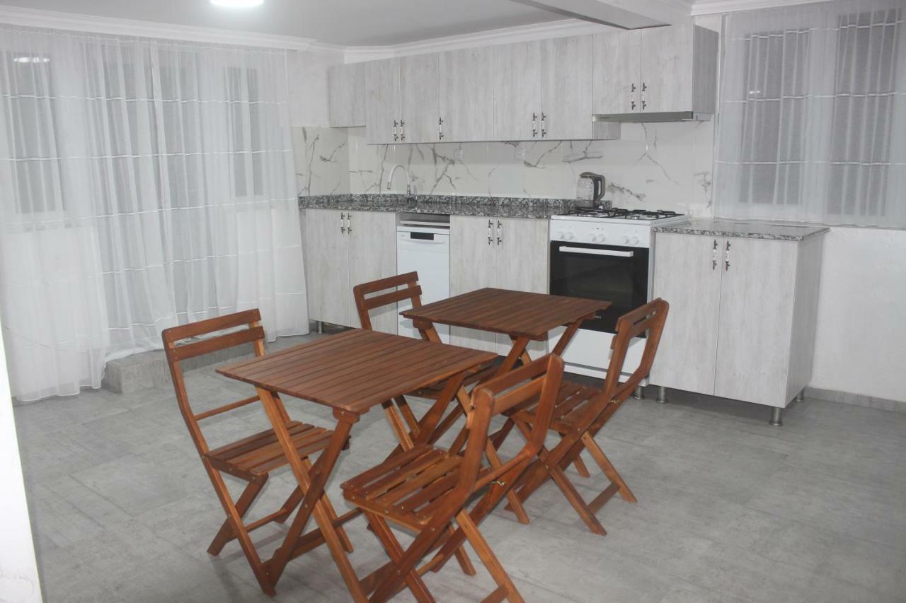Greenview Guesthouse バトゥーミ エクステリア 写真